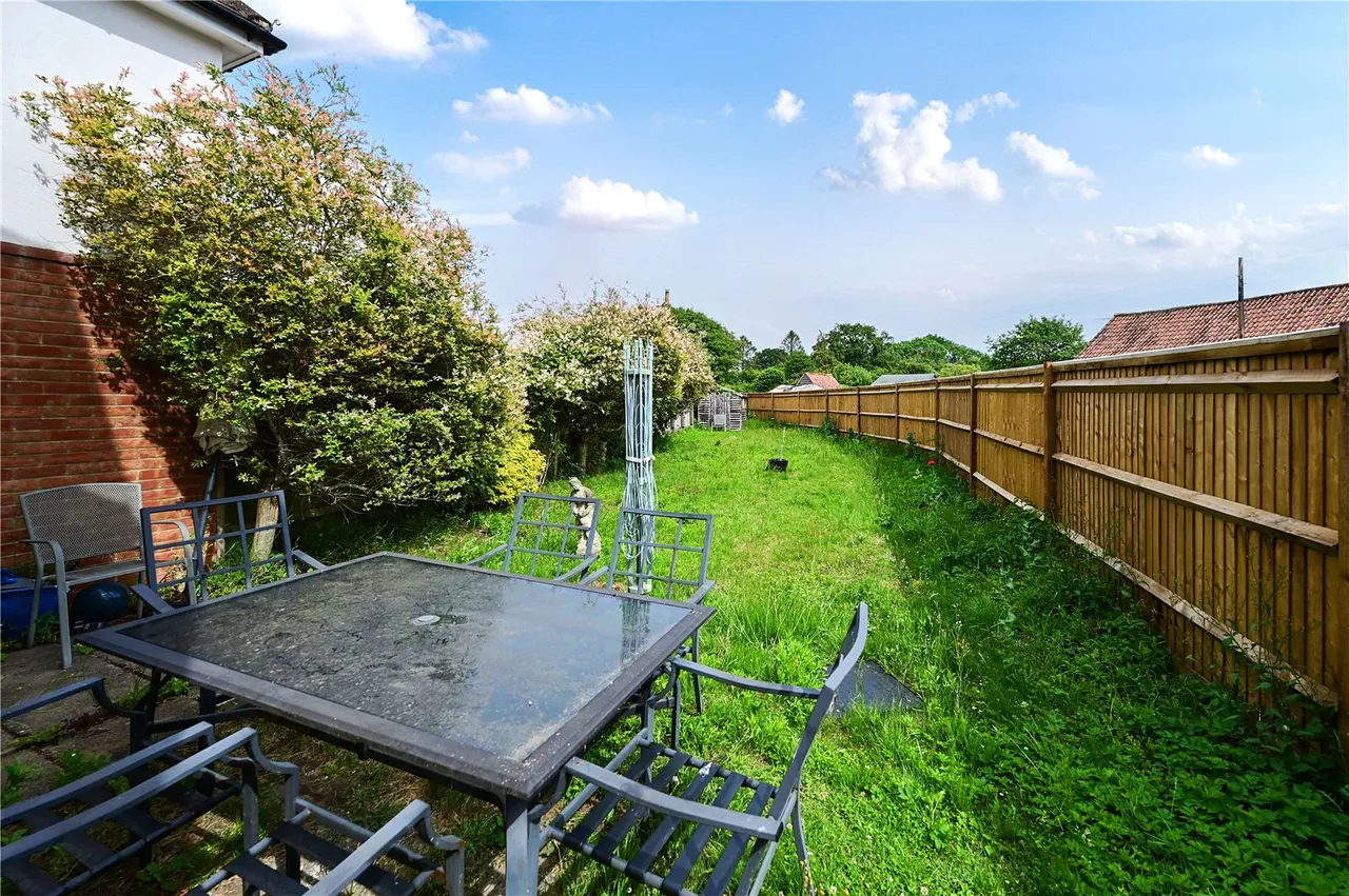 Poyle Road, Tongham, Farnham, Surrey, GU10 1DX, photo 7