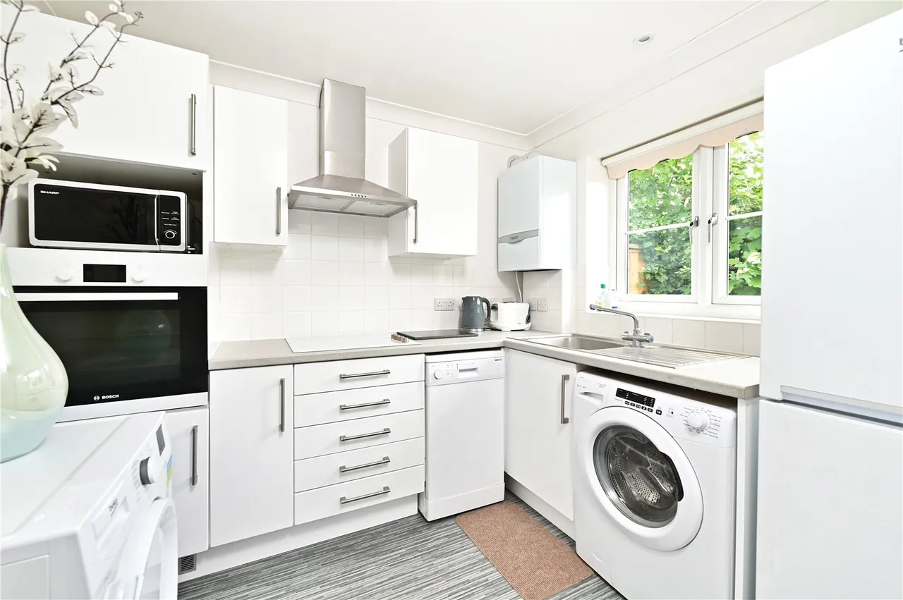 Poyle Road, Tongham, Farnham, Surrey, GU10 1DX, photo 4