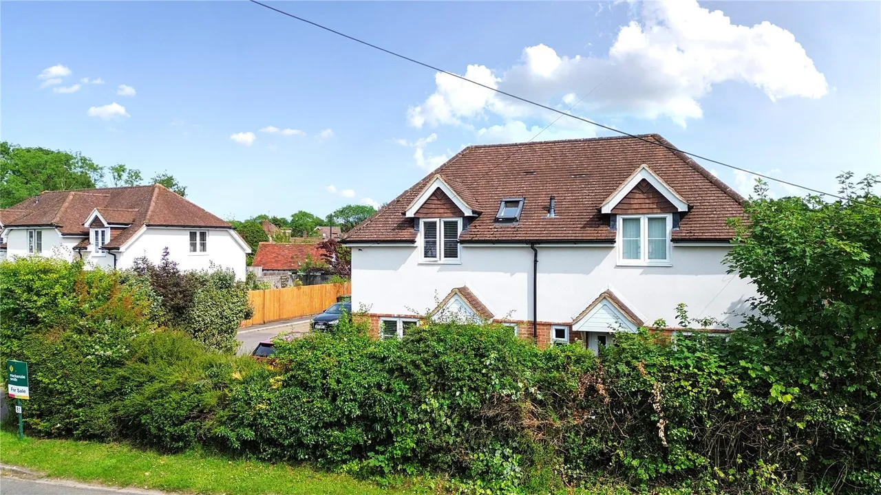 Poyle Road, Tongham, Farnham, Surrey, GU10 1DX, photo 2