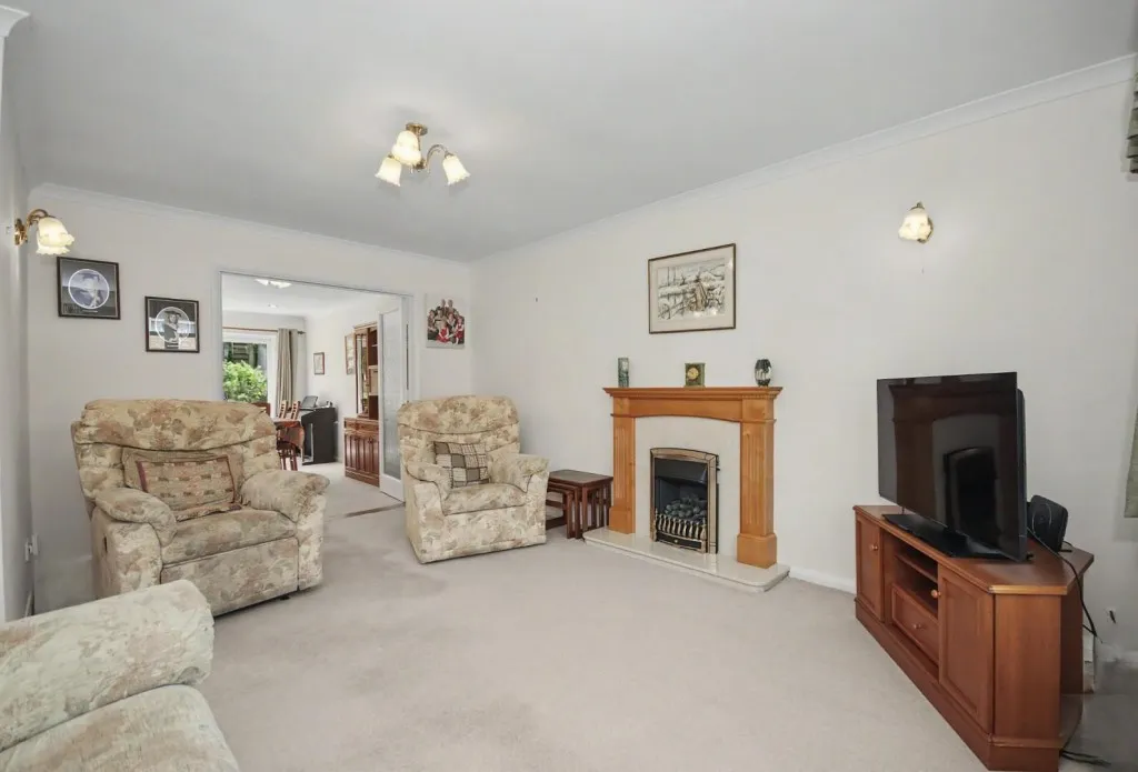 Churchill Road, Earls Barton, photo 3