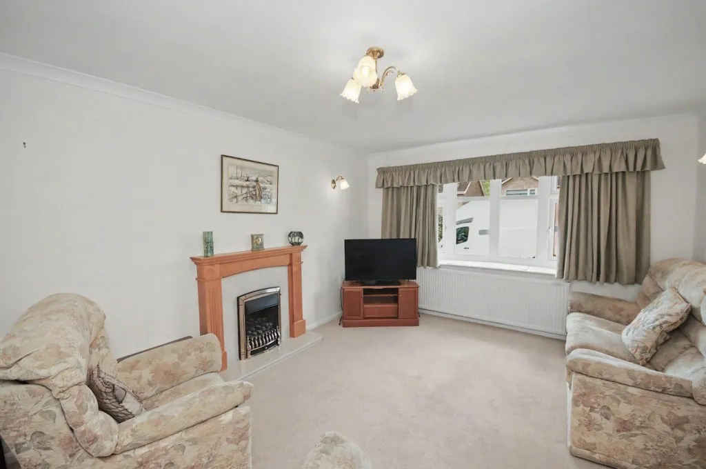 Churchill Road, Earls Barton, photo 6