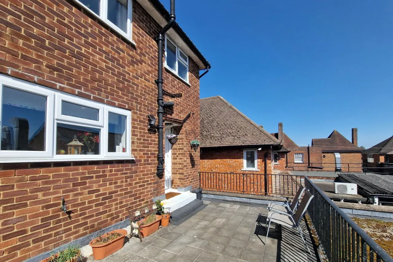 2 bed flat for sale — 115a Aldershot Road, Guildford