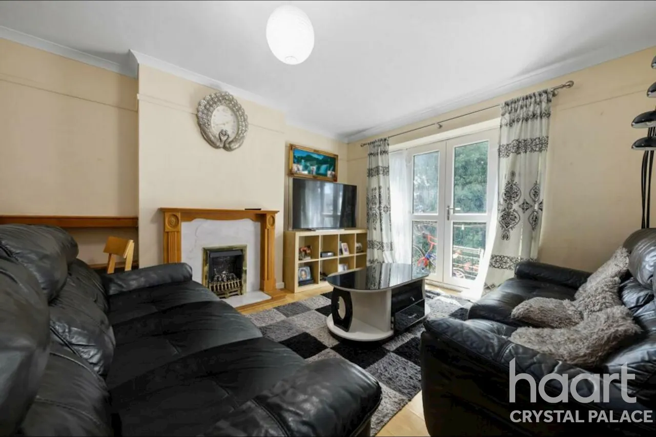 2 bed flat for sale, Charters Close, London, SE19
