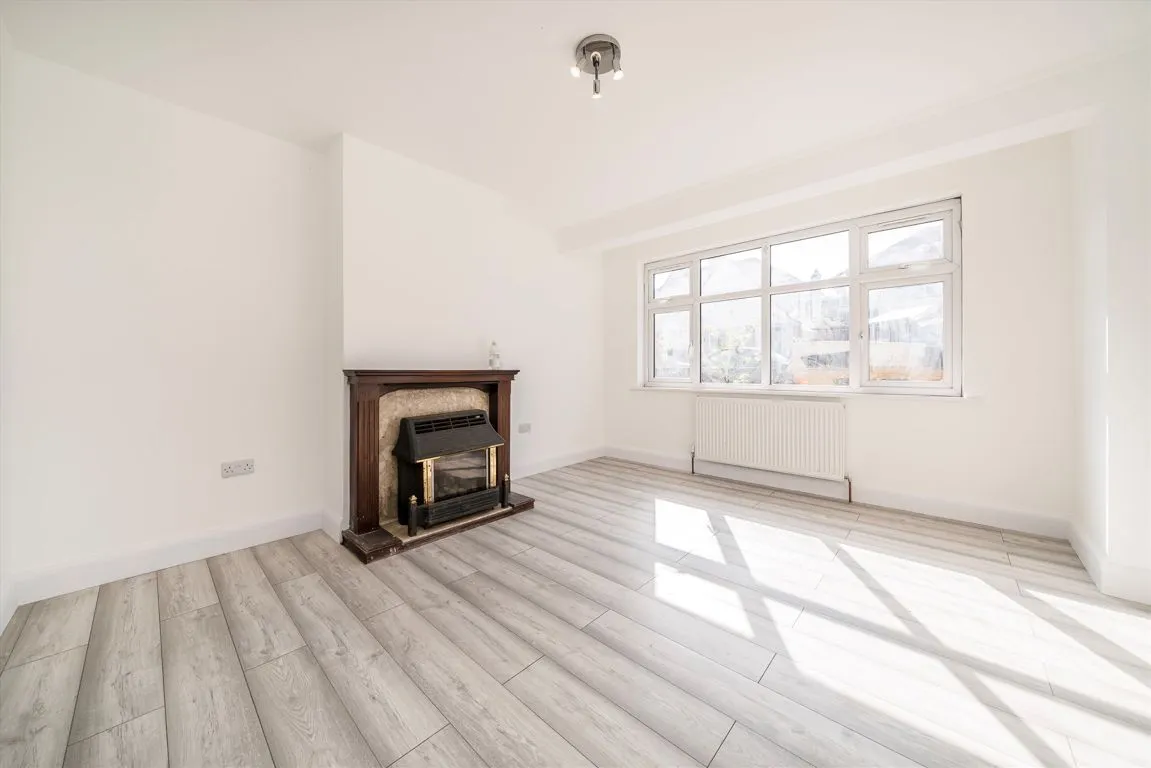 Chinnor Crescent, UB6, photo 2