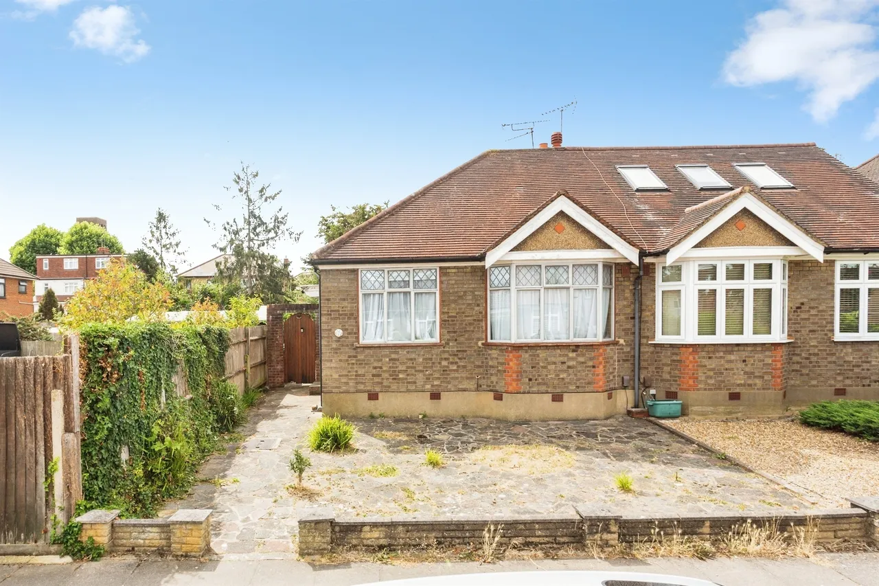2 bed house for sale — Chester Drive, Harrow