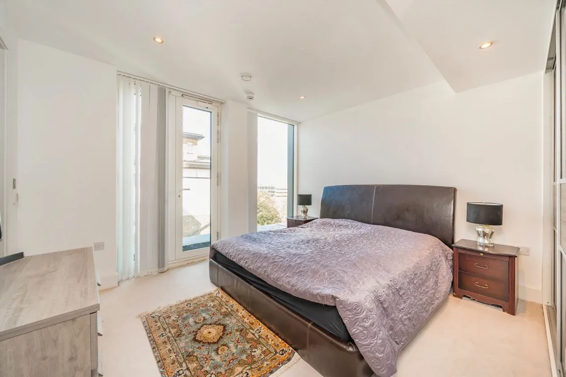 Chiswick High Road, W4, photo 6