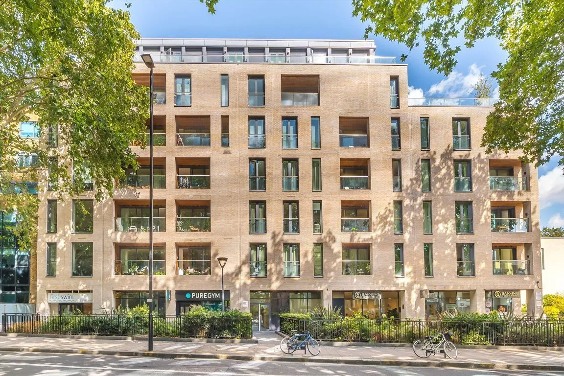 3 bed property to rent, Chiswick High Road, W4