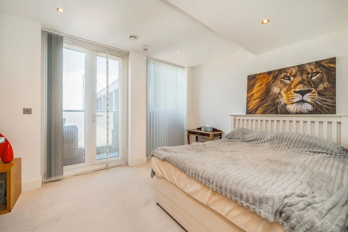 Chiswick High Road, W4, photo 5