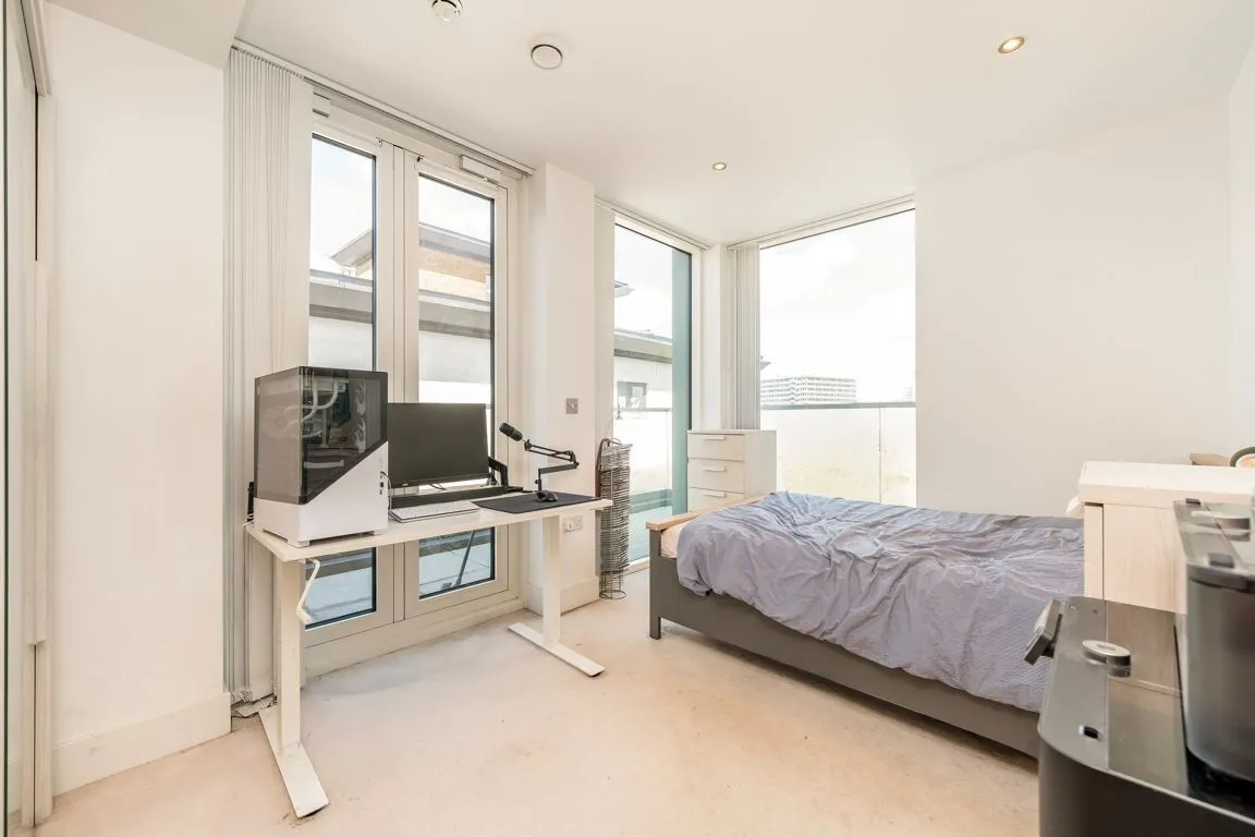 Chiswick High Road, W4, photo 7