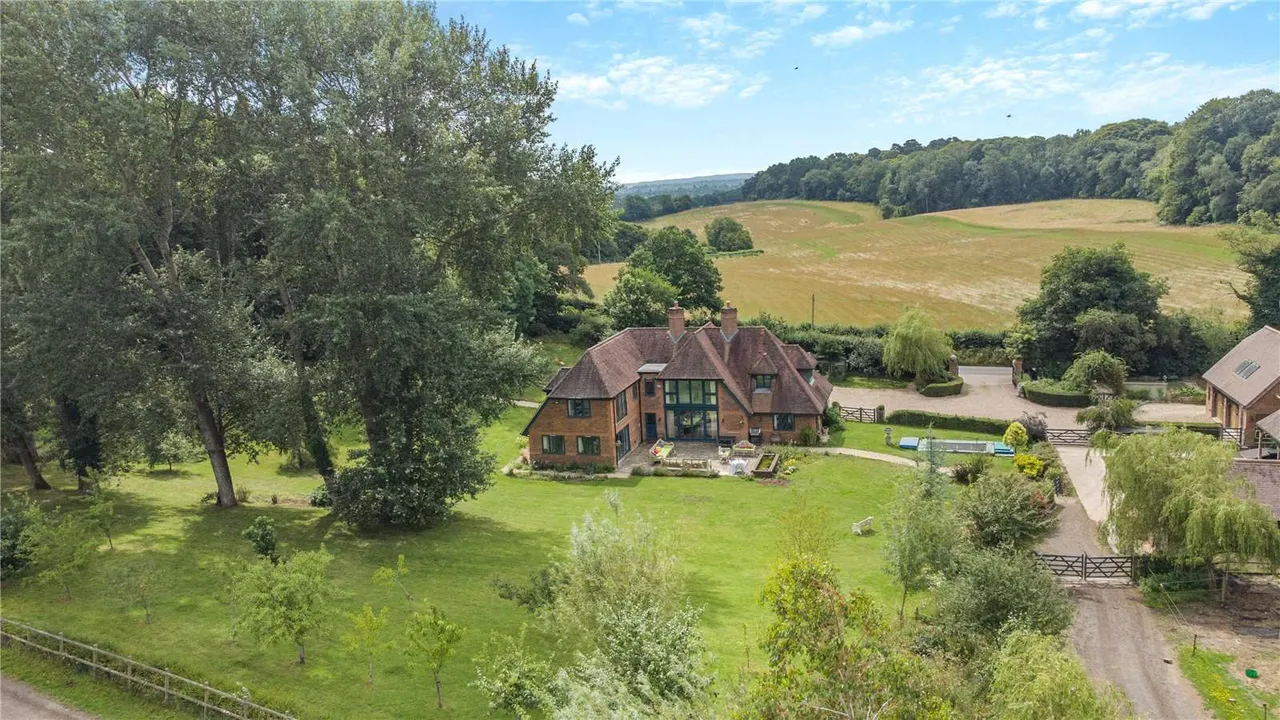 5 bed house for sale — Winterbourne Road, Berkshire, United Kingdom, RG20 8AY