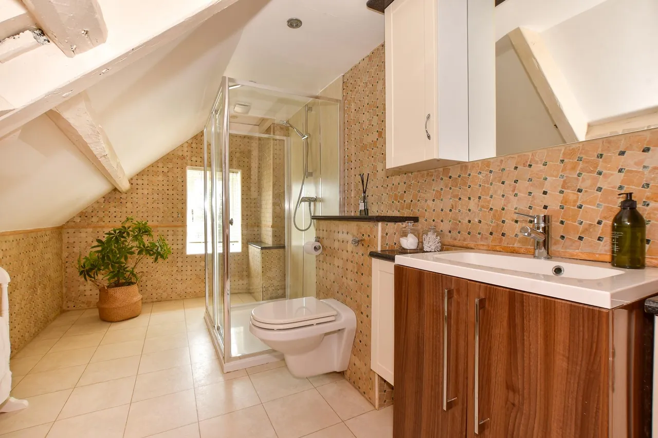 Brighstone, PO30, photo 17