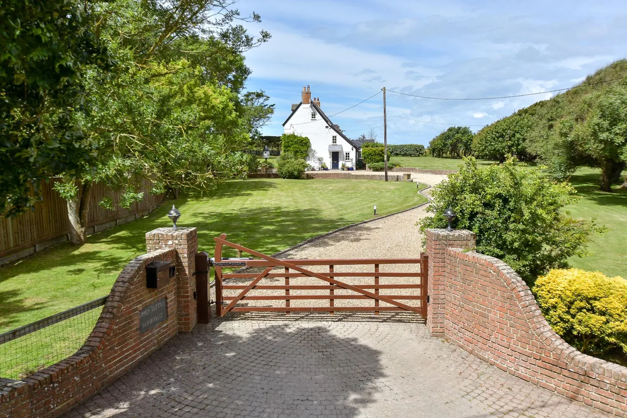 Brighstone, PO30, photo 25