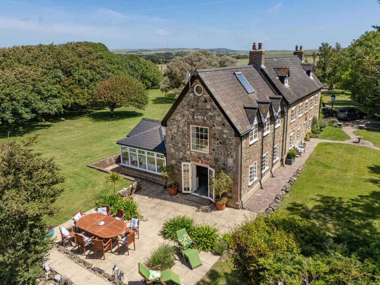 Brighstone, PO30, photo 3