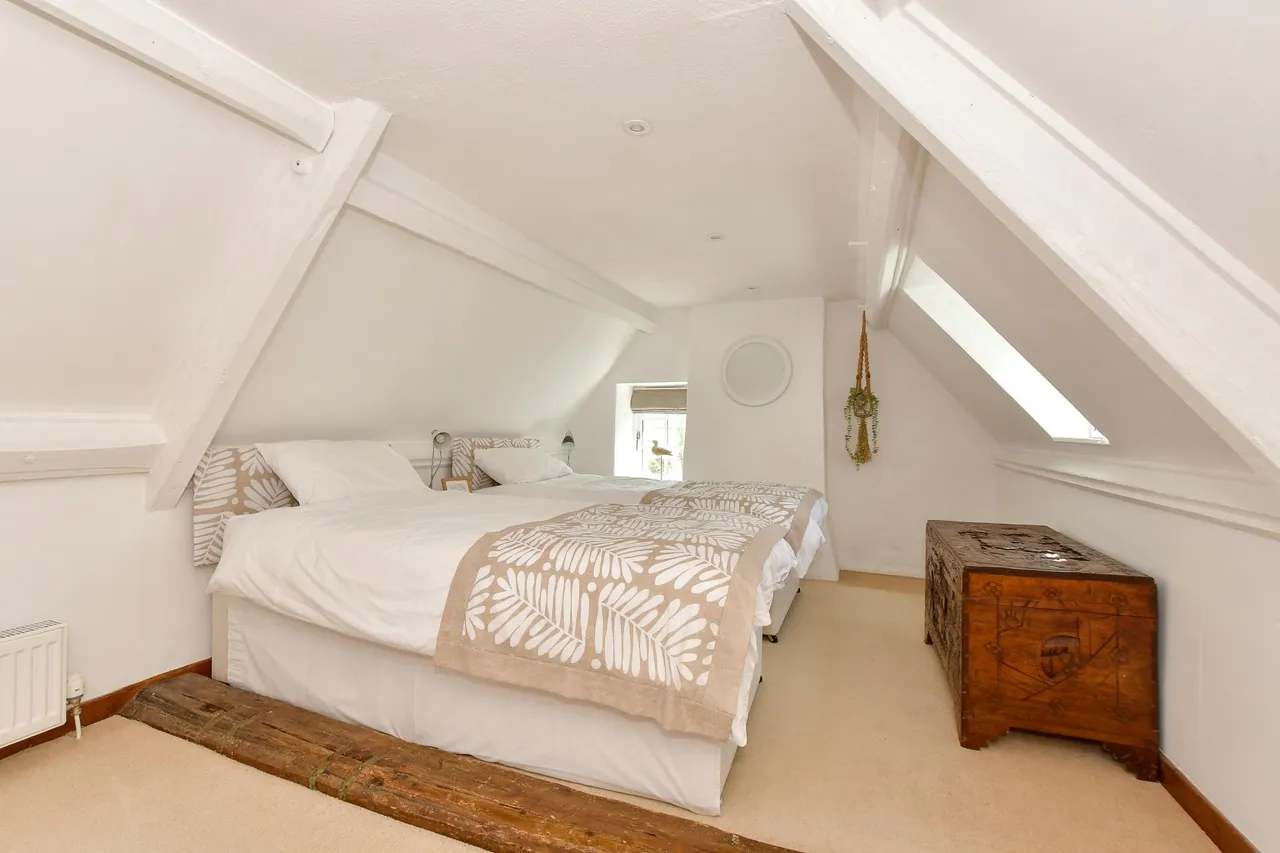 Brighstone, PO30, photo 18