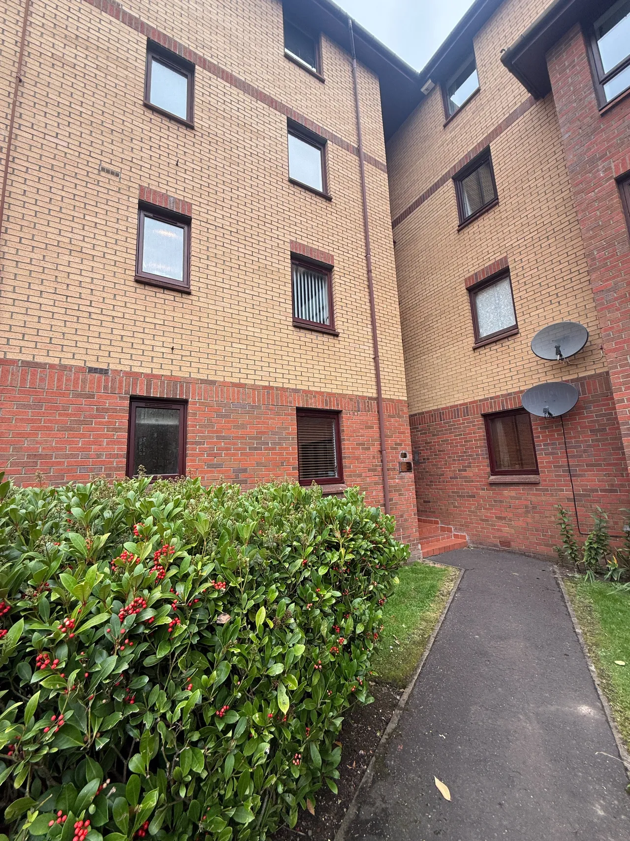 3 bed flat to rent, Millstream Court, Paisley, PA1
