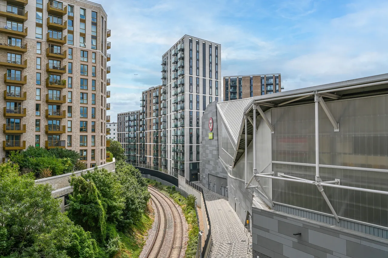 Flat 815, Galleria House, Brentford, photo 12