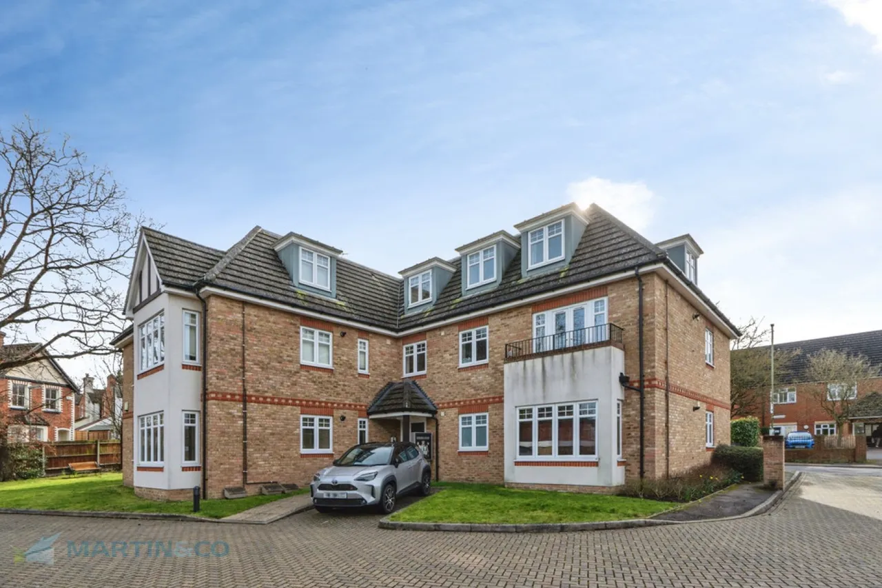 1 bed flat for sale — College Road, Woking, Surrey