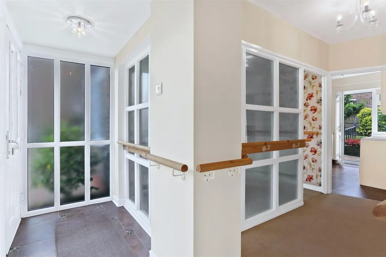 Courtlands Crescent, Banstead, SM7 2PL, photo 2