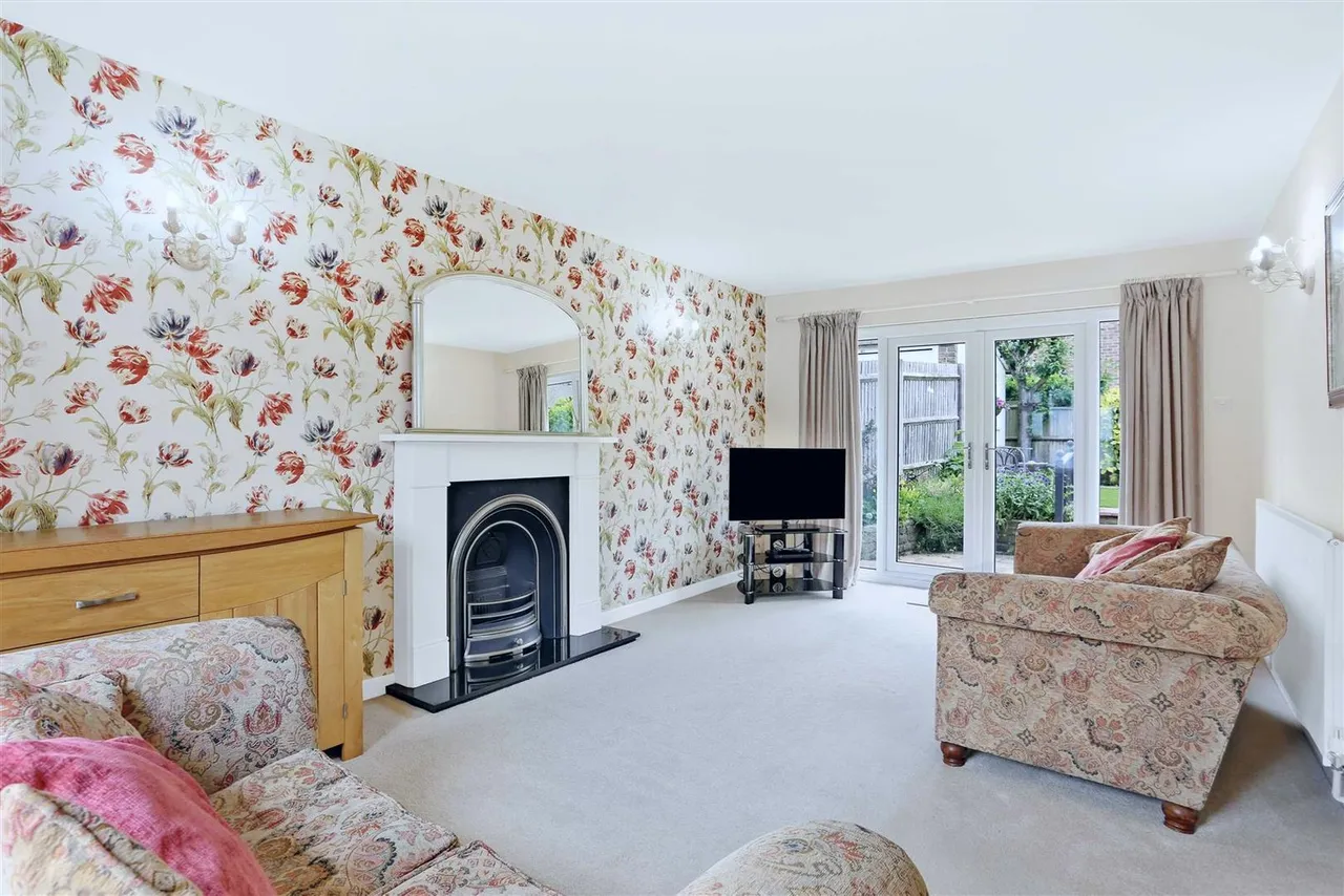 Courtlands Crescent, Banstead, SM7 2PL, photo 3