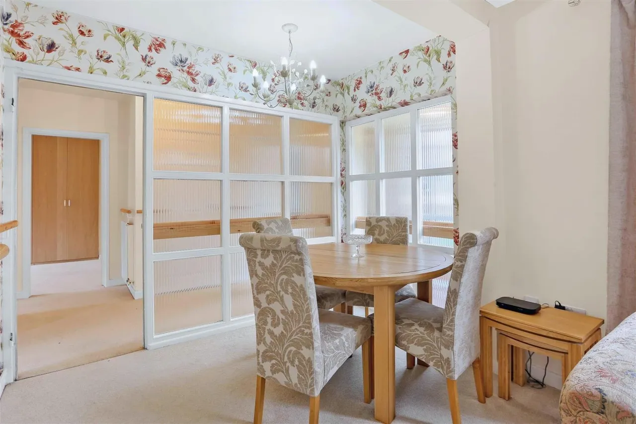 Courtlands Crescent, Banstead, SM7 2PL, photo 8