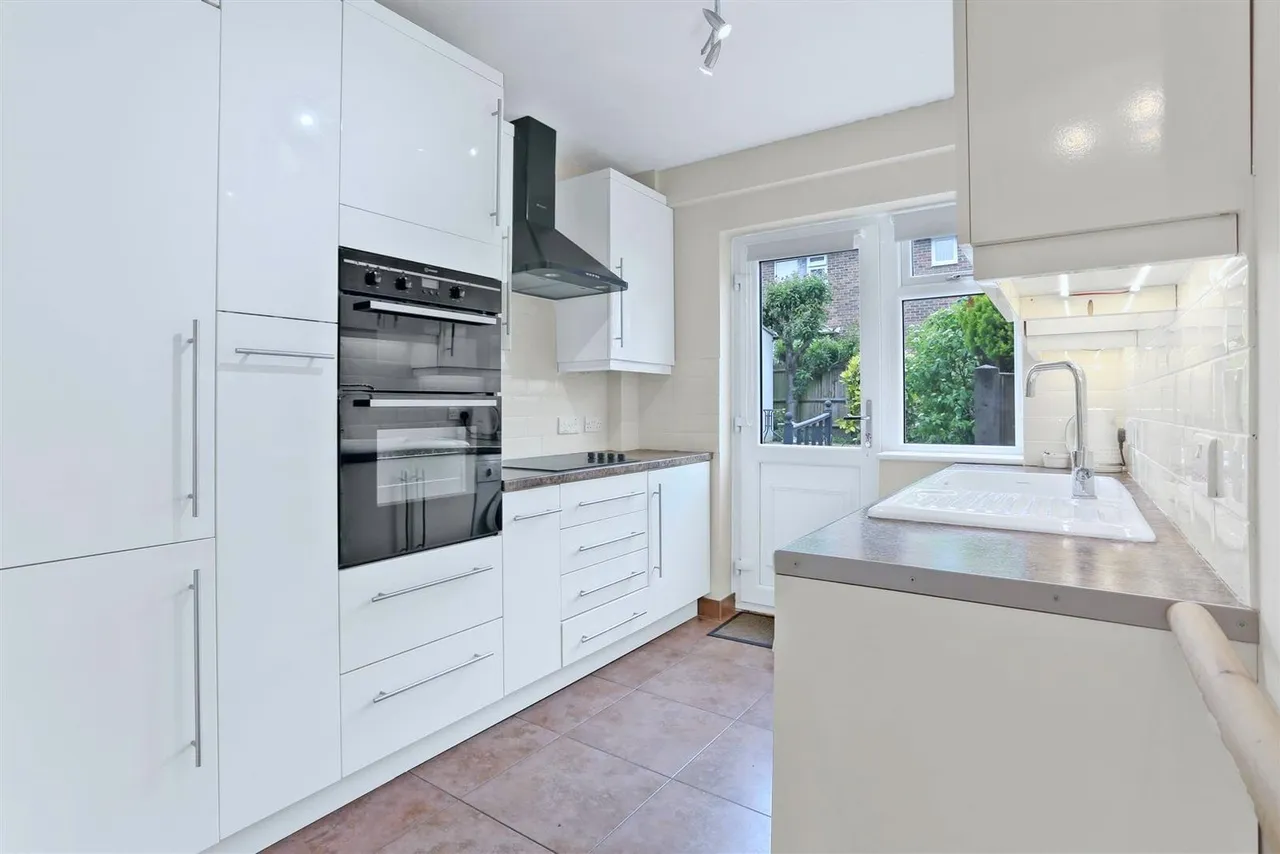 Courtlands Crescent, Banstead, SM7 2PL, photo 12
