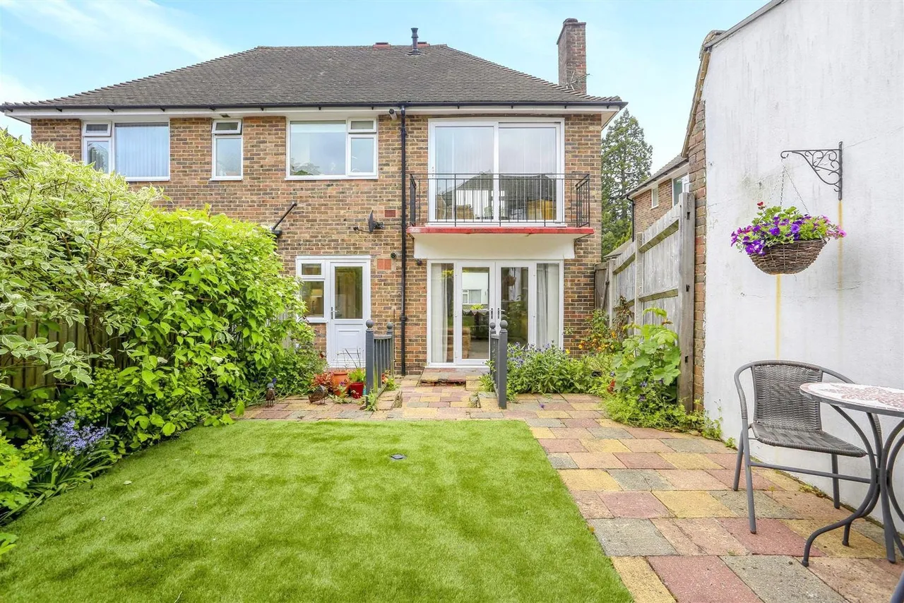Courtlands Crescent, Banstead, SM7 2PL, photo 11