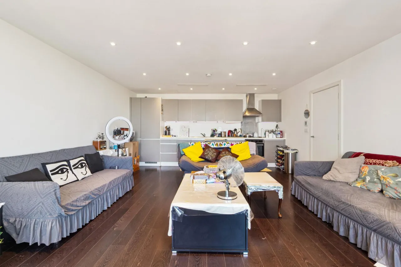 Ealing Road, Brentford, TW8, photo 3