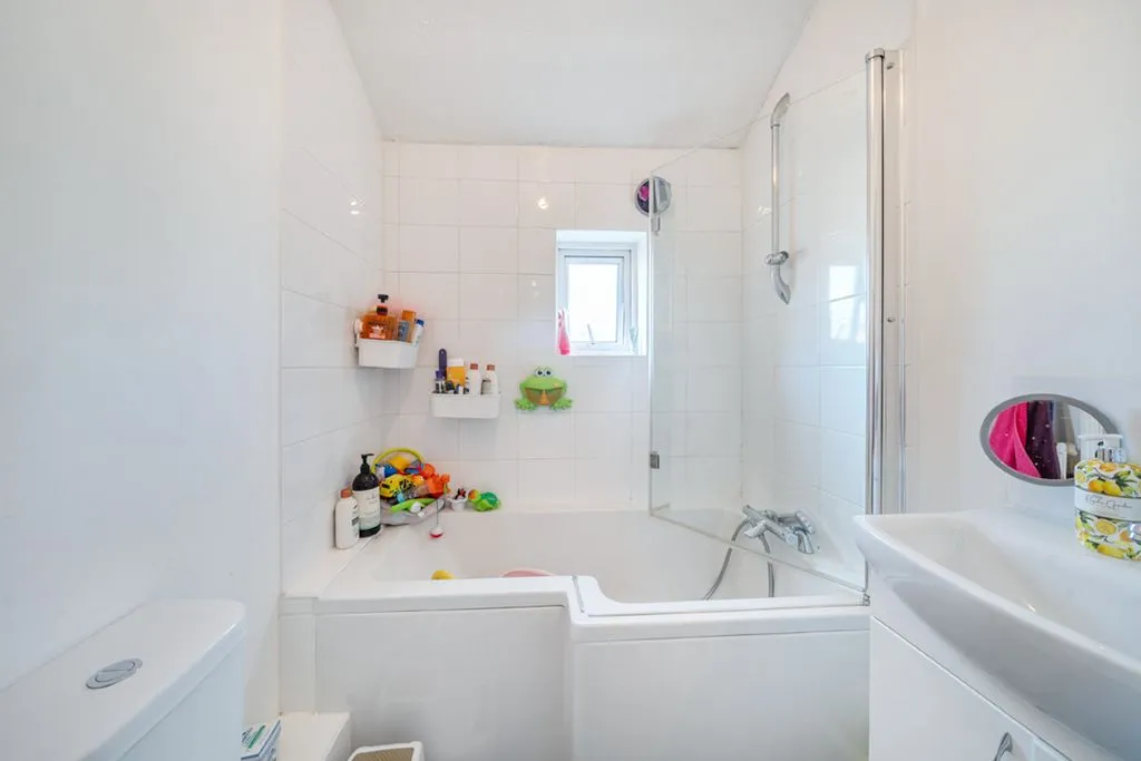 Farnborough Road, Farnham, GU9 9BD, photo 8
