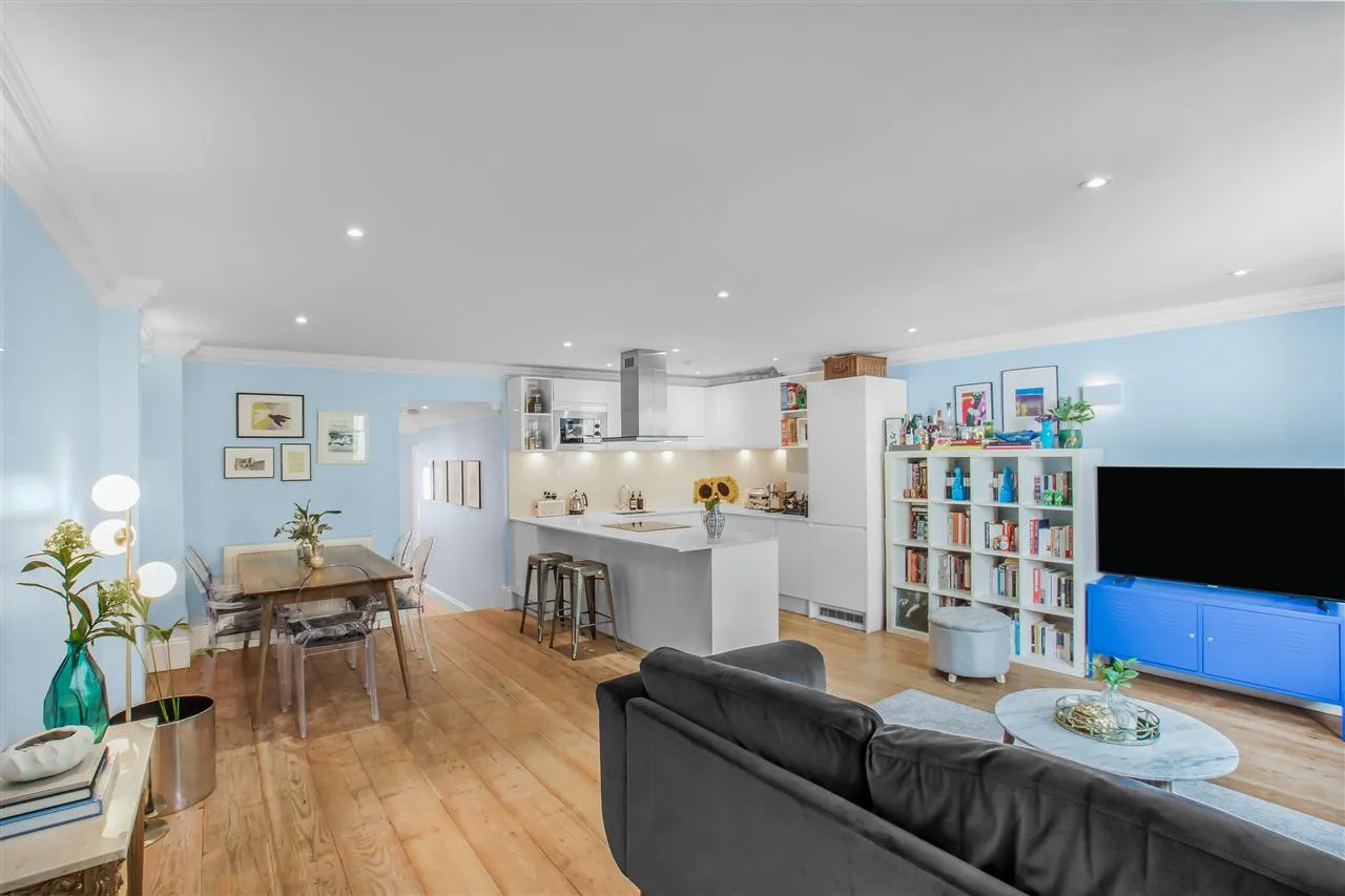 2 bed flat for sale — St John's Villas, London