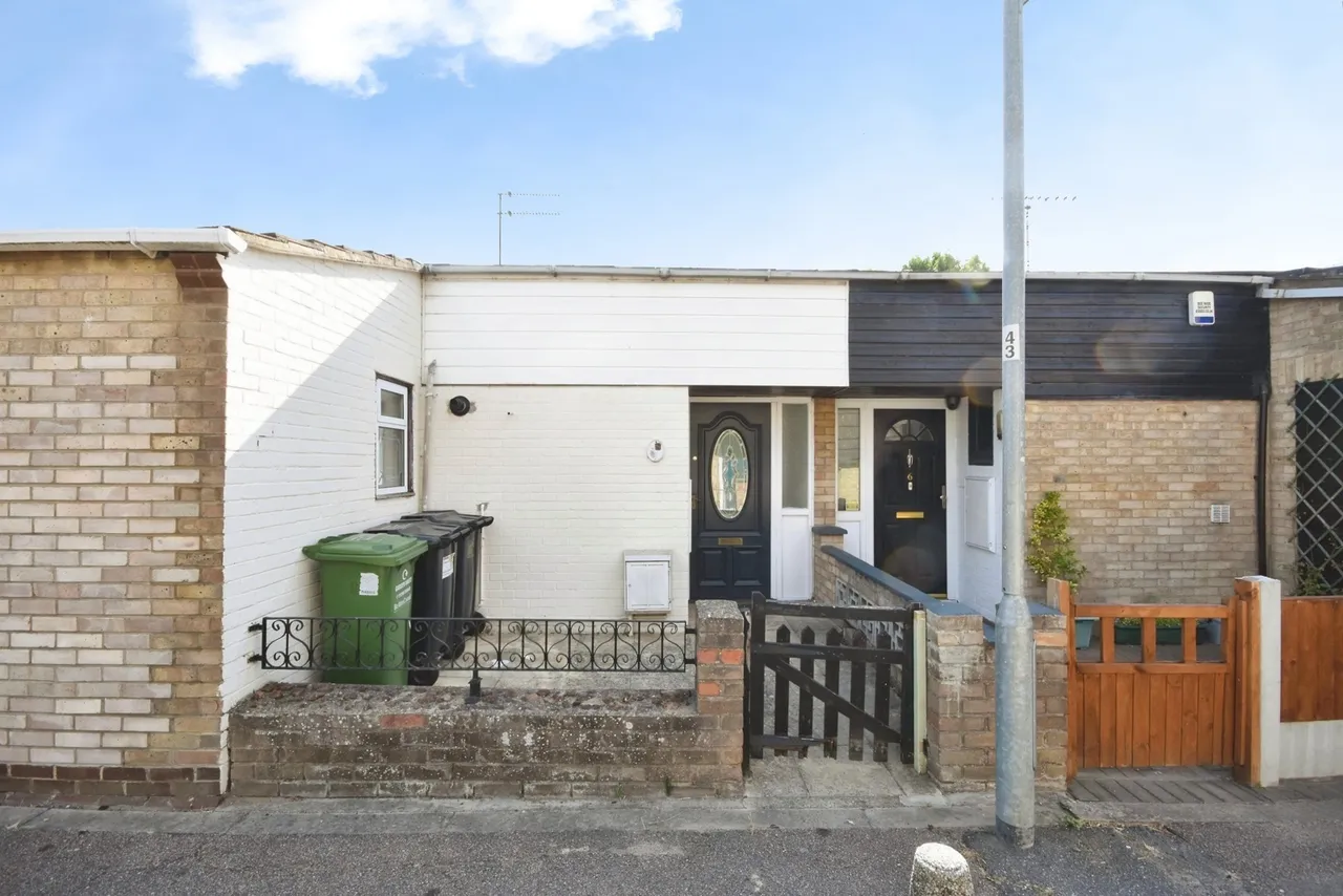 3 bed house for sale — Travers Way, Basildon, Essex, SS13