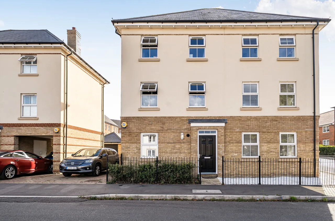 3 bed house for sale, West Hope Grant's Road, Wellesley, GU11
