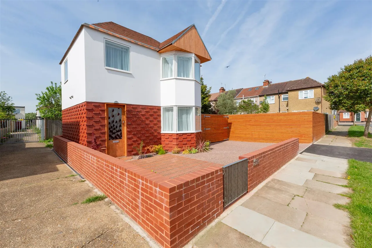 2 bed property for sale — Salcombe Way, Ruislip, HA4 6BA