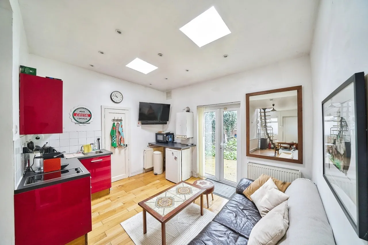 Buckingham Road, London, E15, photo 3