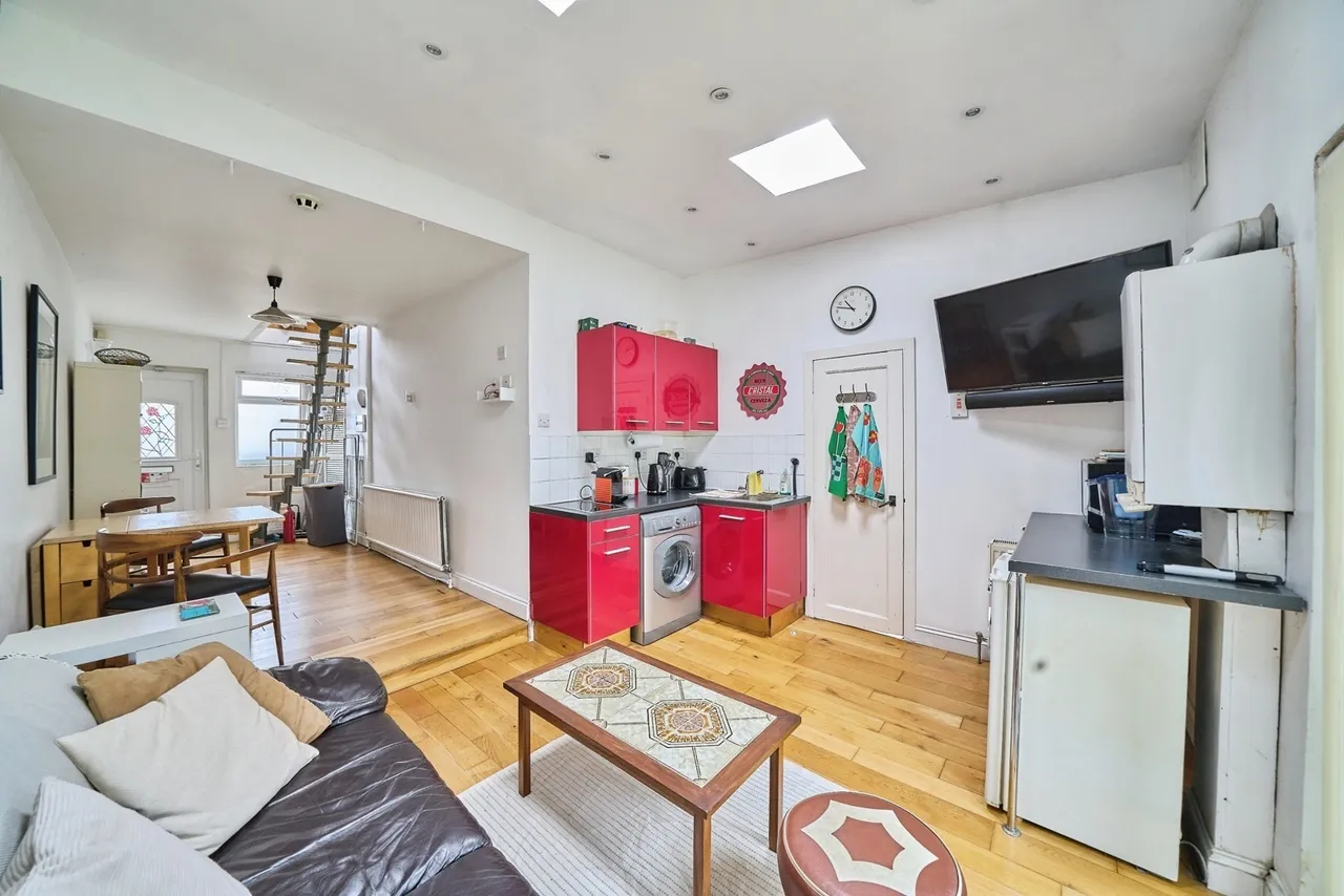 Buckingham Road, London, E15, photo 4