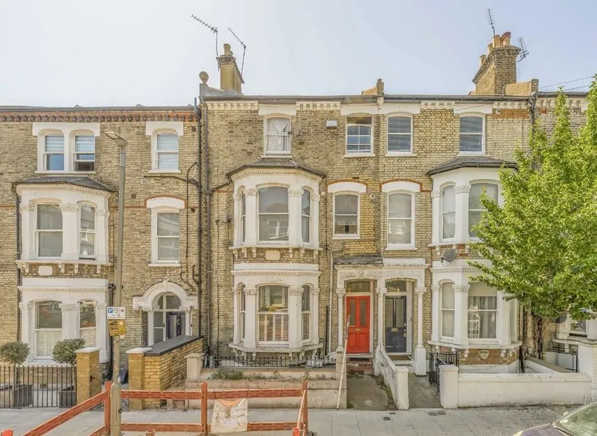 3 bed flat for sale — Almeric Road, Between The Commons, SW11