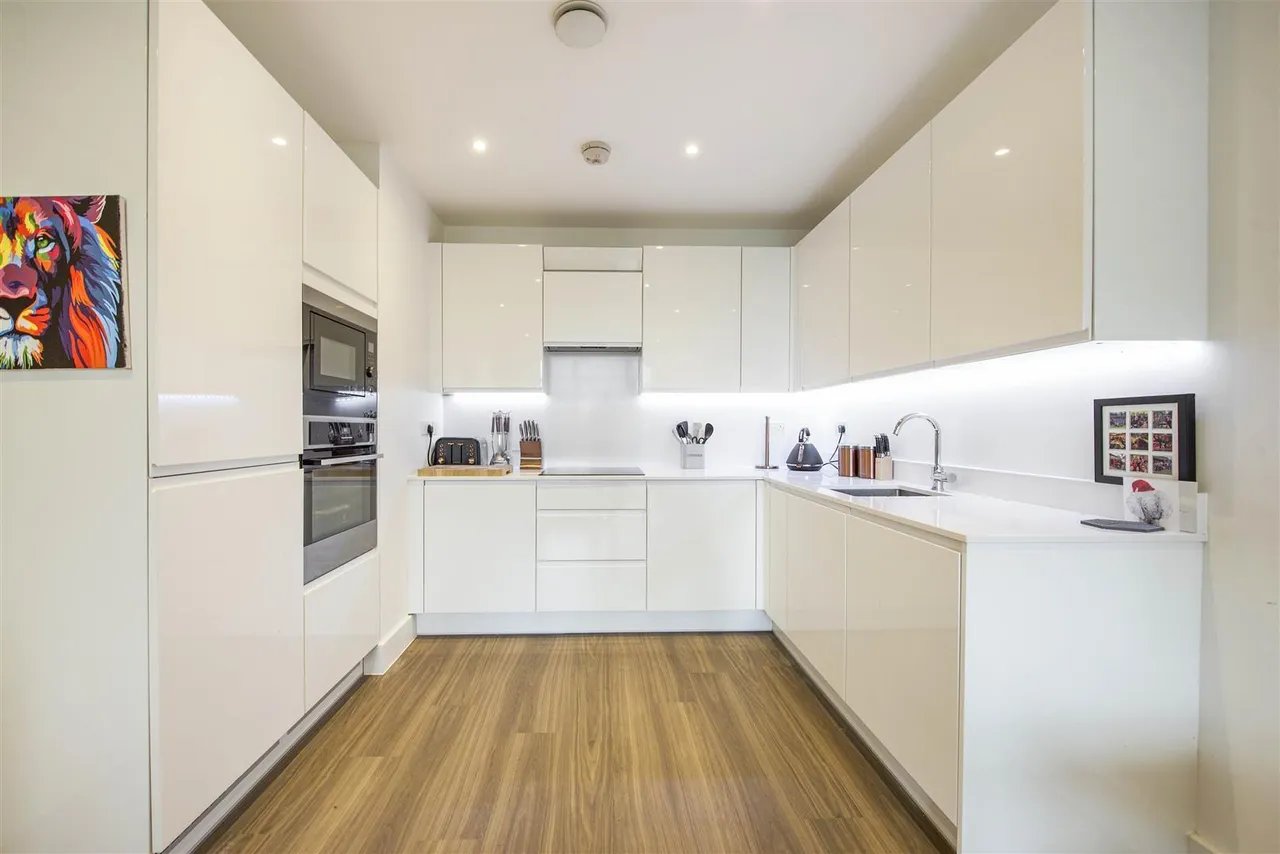 Frazer Nash Close, Isleworth, TW7, photo 3