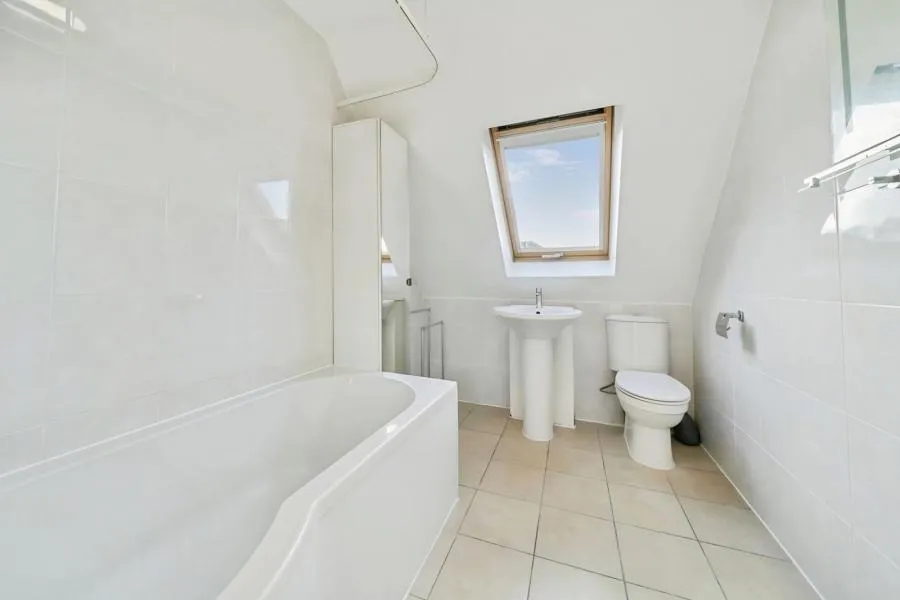 Willow Crescent East, Denham, UB9, photo 9