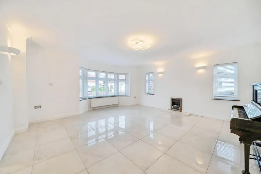 Willow Crescent East, Denham, UB9, photo 2