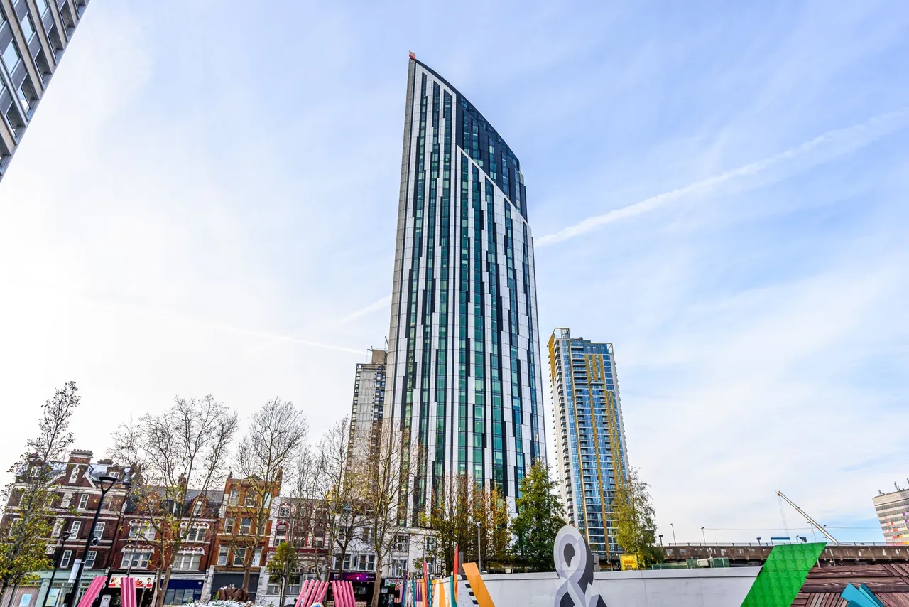 1 bed flat for sale — Apartment 304, The Strata, 8 Walworth Road, London