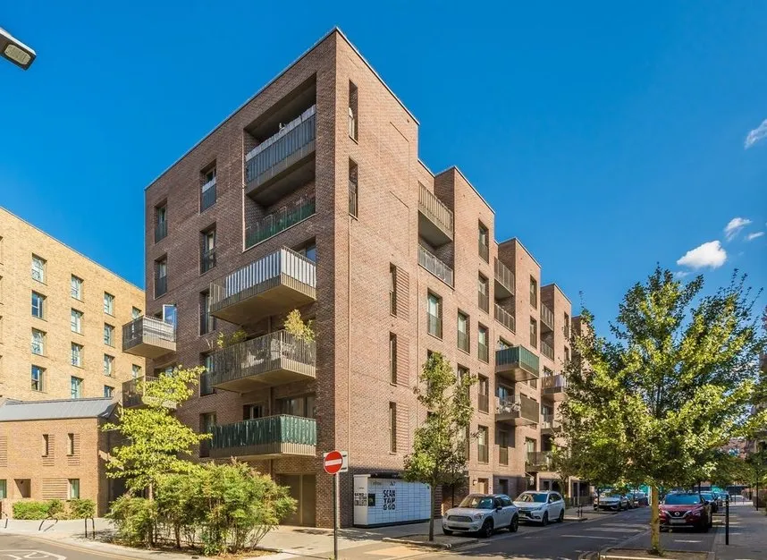 3 bed flat to rent — Clarke Avenue, Hounslow, TW3