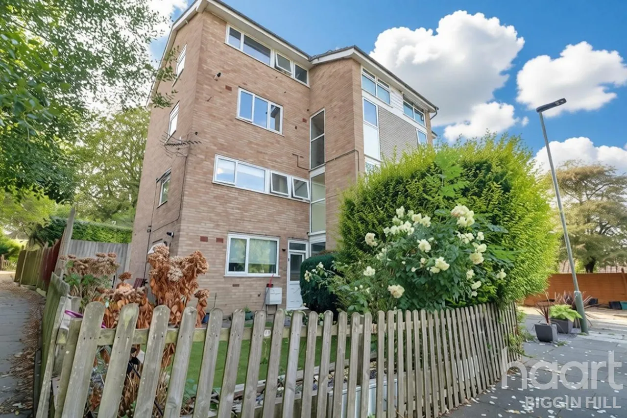 3 bed flat for sale, Springholm Close, Biggin Hill, TN16