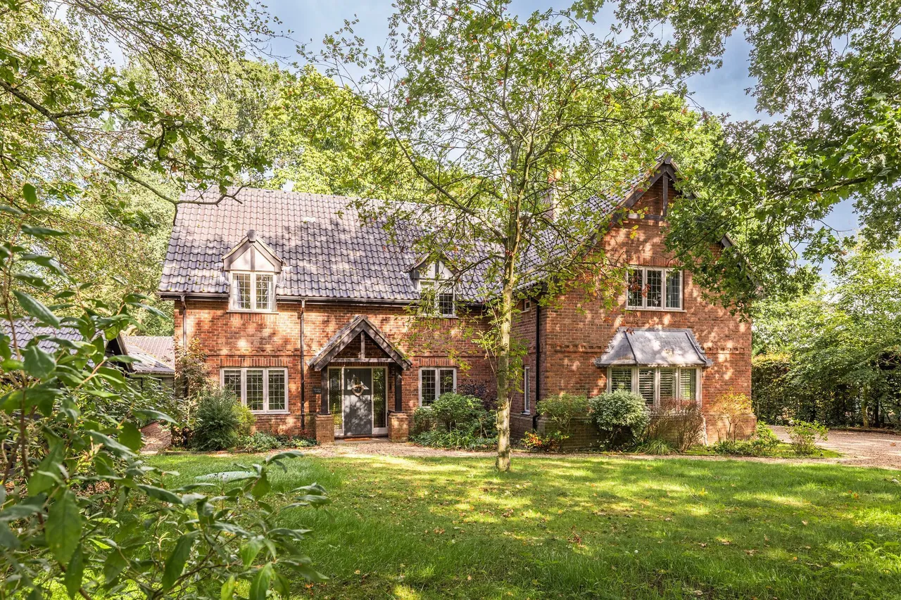 Detached Property in Beetley with, photo 5