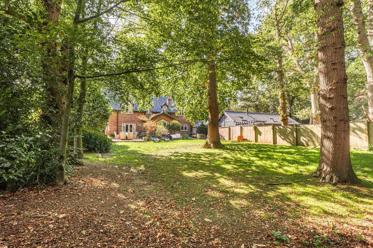Detached Property in Beetley with, photo 8