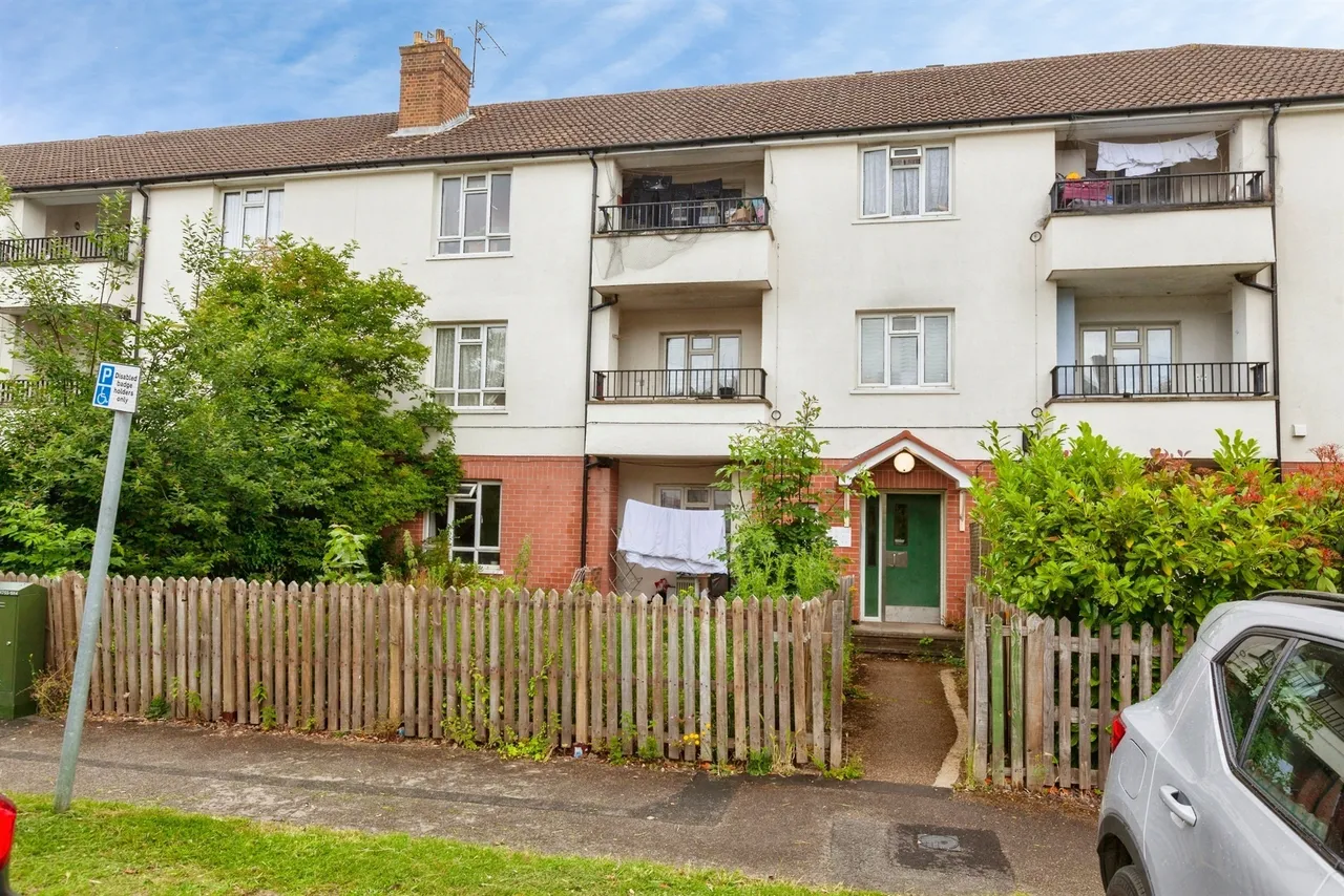 2 bed flat for sale — Darrell Close, Slough