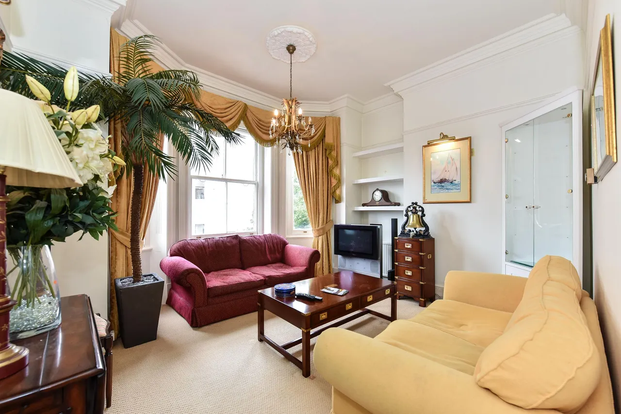 2 bed flat to rent, Earl’s Court Square, SW5