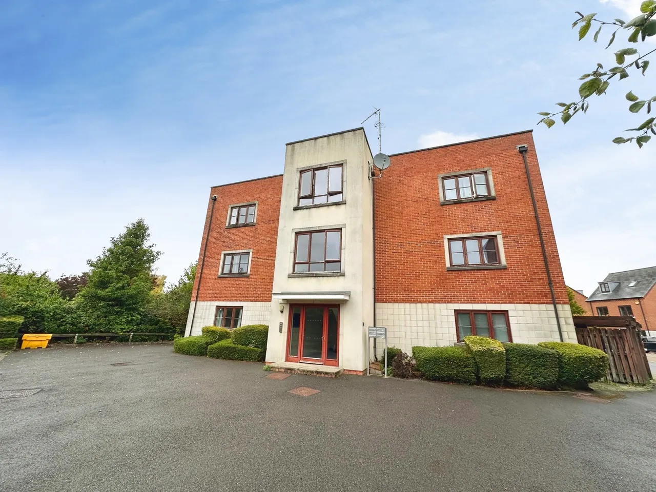 2 bed flat for sale, Easter Square, Basingstoke, RG24