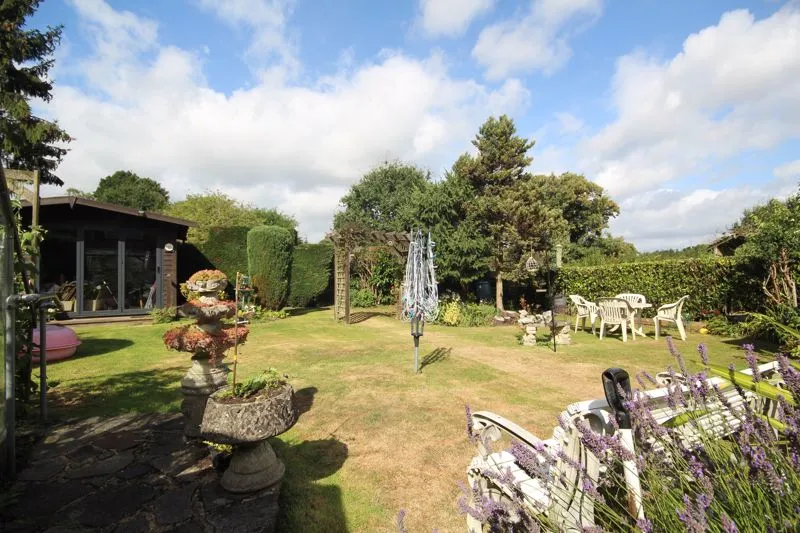 Southdene, Halstead, photo 18