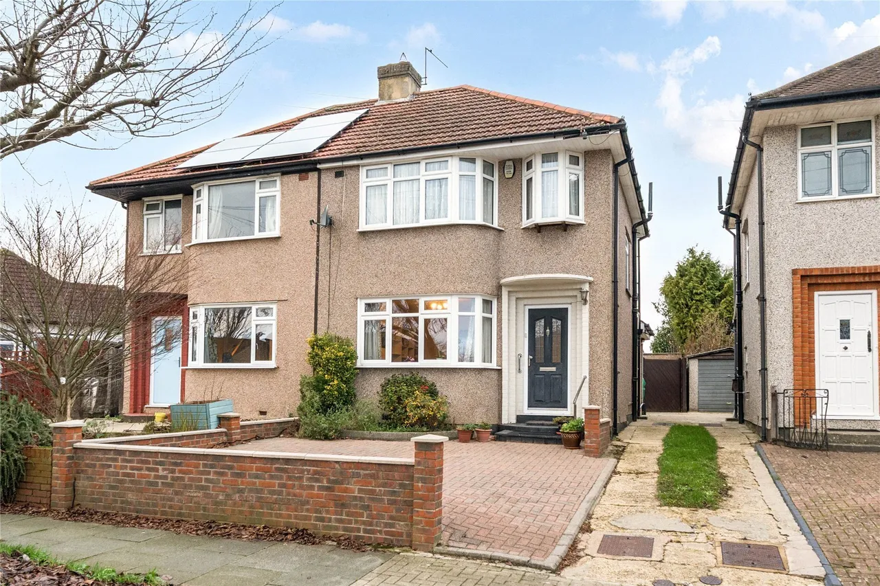 3 bed house for sale — Lodge Crescent, Orpington, BR6