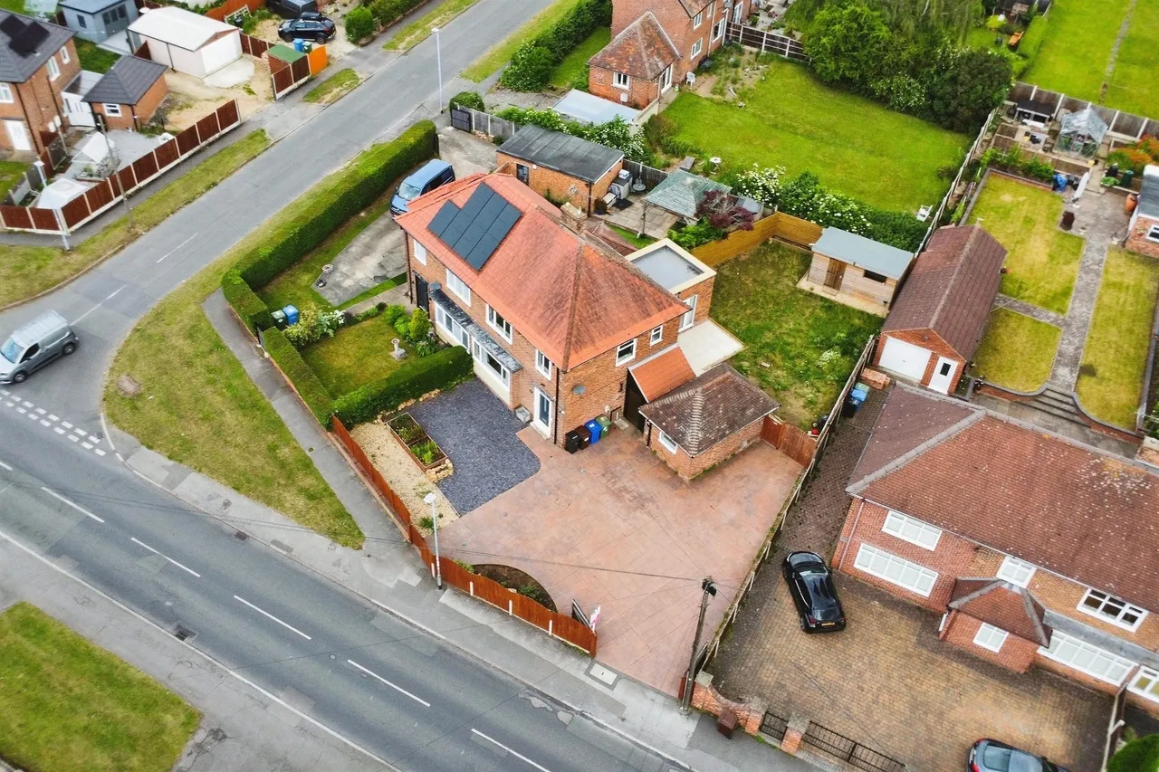 3 bed house for sale — Long Lane, Carlton-In-Lindrick, Worksop