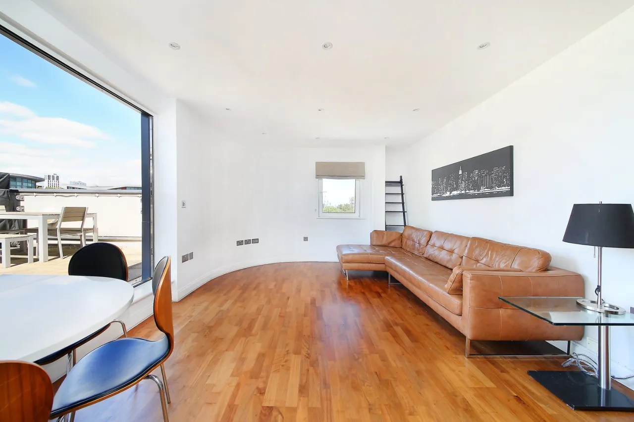 2 bed flat for sale, Holman Road, London, SW11